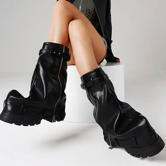 Dolls Kill Shoes - 🔥 Black Oversized Slouch Platform Boots – Structured, Bold & Absolutely Boss 🔥